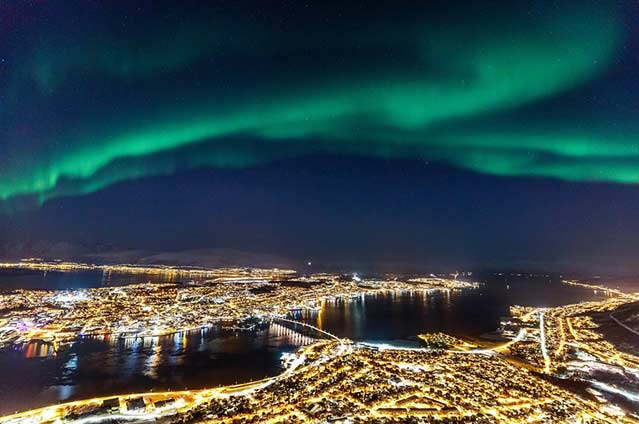 © Aurore Boréale près de la ville de Karlsoy - Norvège - GRAND NORD